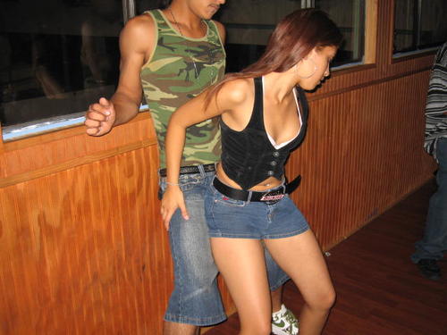 chicas bailando reggaeton sin ropa. con poca ropa y considerar